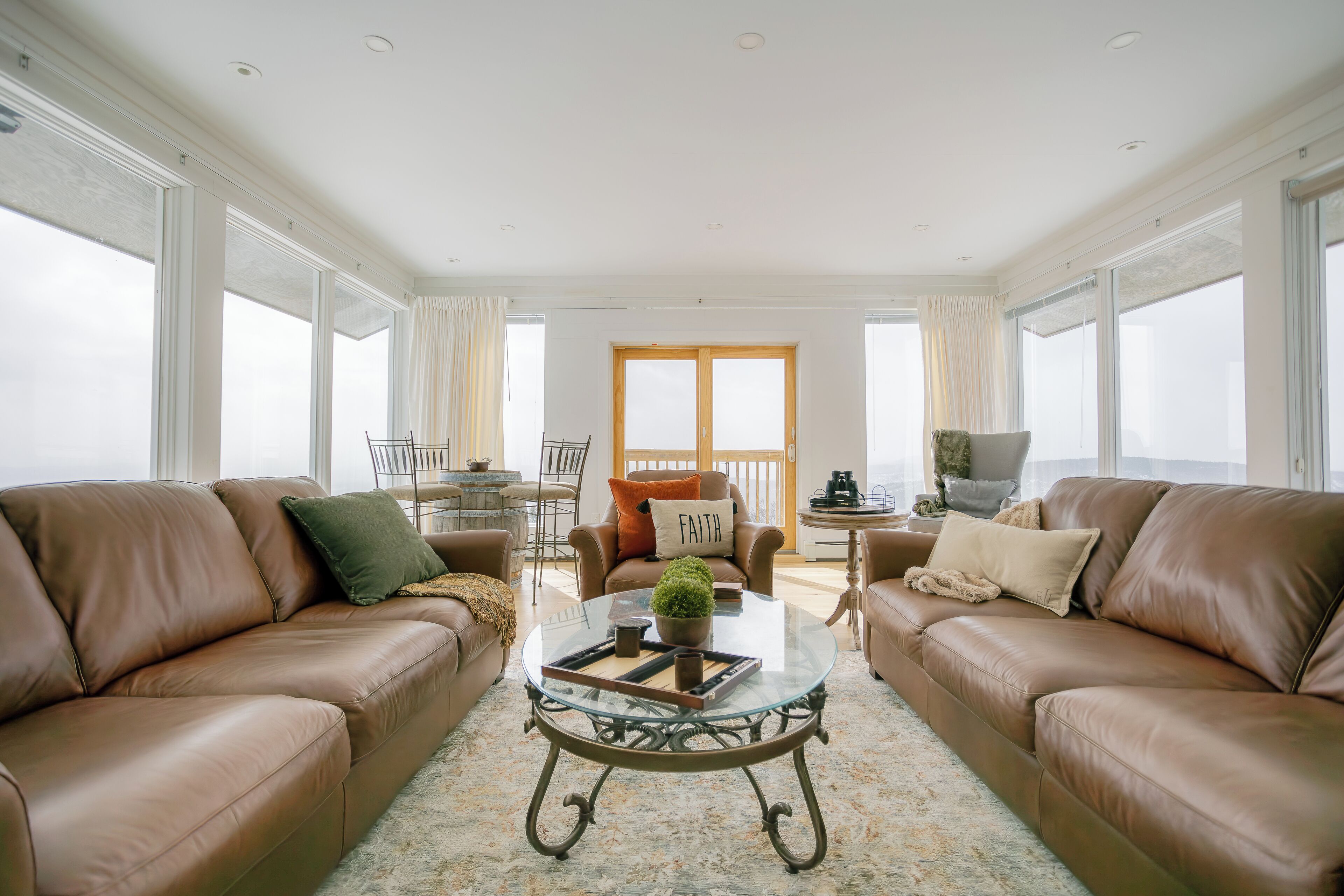 Älytelevisio, pöytätennispöytä, kirjoja