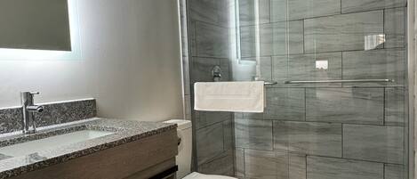 Douche, sèche-cheveux, serviettes fournies, savon