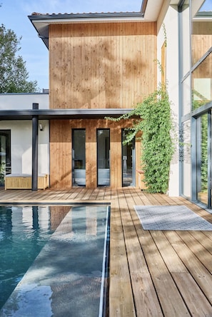 Una piscina al aire libre, una piscina climatizada