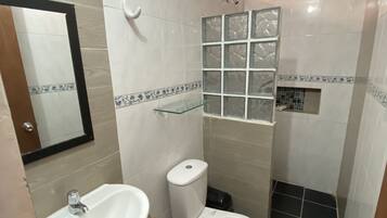 Toallas, jabón, papel de baño