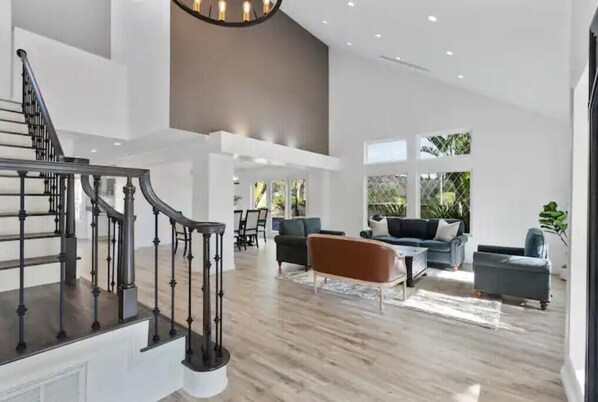 Interior - Private and spacious home w/mountain & city views (Los Angeles)