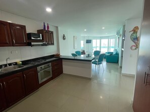 Kühlschrank, Mikrowelle, Wasserkocher mit Kaffee-/Teezubehör, Mixer