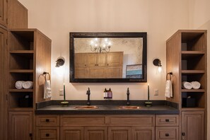 独特独立别墅 | 浴室 | 淋浴设施、免费洗浴用品、吹风机、毛巾