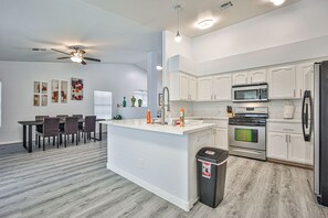 Fridge, microwave, oven, stovetop - LV VILLA-1 (Las Vegas)