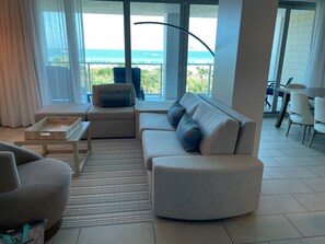 スマートテレビ、テレビゲーム、DVD プレーヤー、テーブルサッカー台