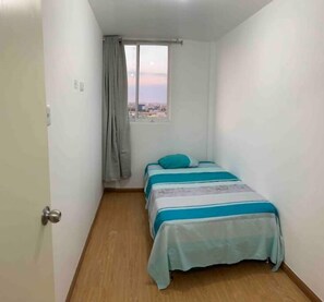 3 habitaciones, tabla de planchar con plancha, wifi y ropa de cama 