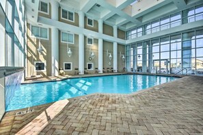 Innendørsbasseng og et oppvarmet basseng