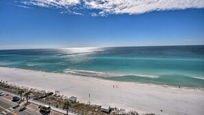 Una playa con cielos despejados y aguas tranquilas.