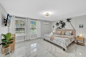 3 bedrooms, WiFi, bed sheets - Escape and get tropical at Belle's Tropic Spot...YACHT Club Beach neighborhood! (Cape Coral)