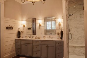Dusche, Bidet, Handtücher, Seife