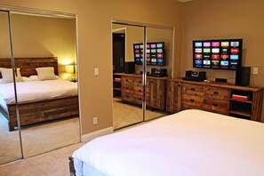 2 bedrooms, WiFi - Stylish 2 Bed 2.5 Bath Condo Near Beverly Hills. (Los Angeles)