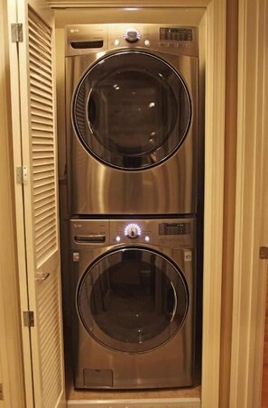 Interior - Stylish 2 Bed 2.5 Bath Condo Near Beverly Hills. (Los Angeles)