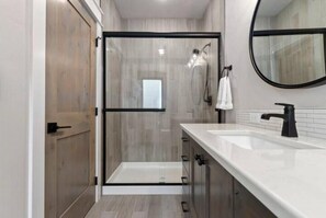 Regadera, secadora de cabello, bidet, toallas 