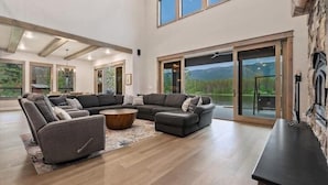 Ein geräumiges Wohnzimmer mit Ecksofa, Couchtisch und Kamin.