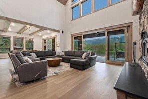 Smart-TV, Kamin, Videospiele, Bücher