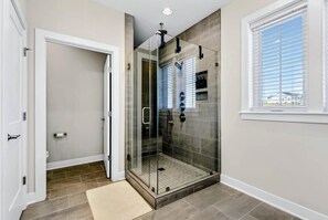 Douche, sèche-cheveux, serviettes fournies, shampoing