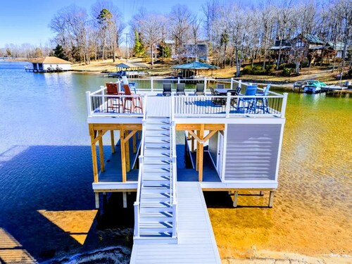 Lakefront Luxury - NEW 6BR, Lake Anna, Dock, Games