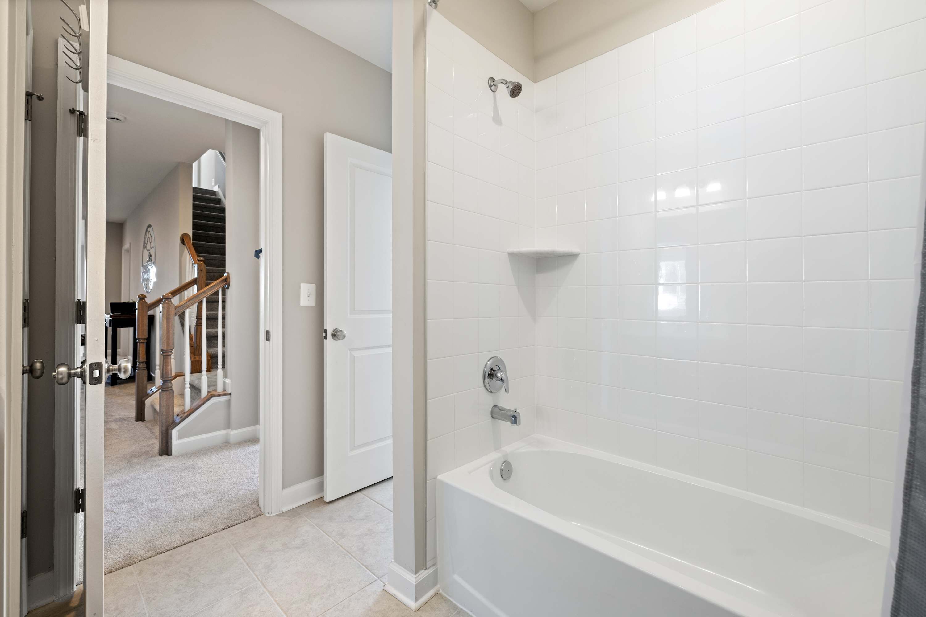 淋浴设施、吹风机、毛巾、洗发水