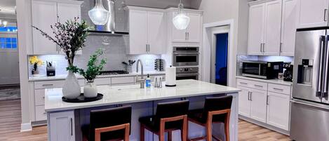 冰箱、微波炉、烤箱、炉灶