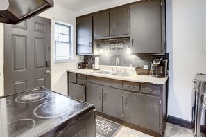 Fridge, microwave, oven, stovetop - 5 Mi to Downtown & Red Mtn Park! Cozy Family Home (Birmingham)