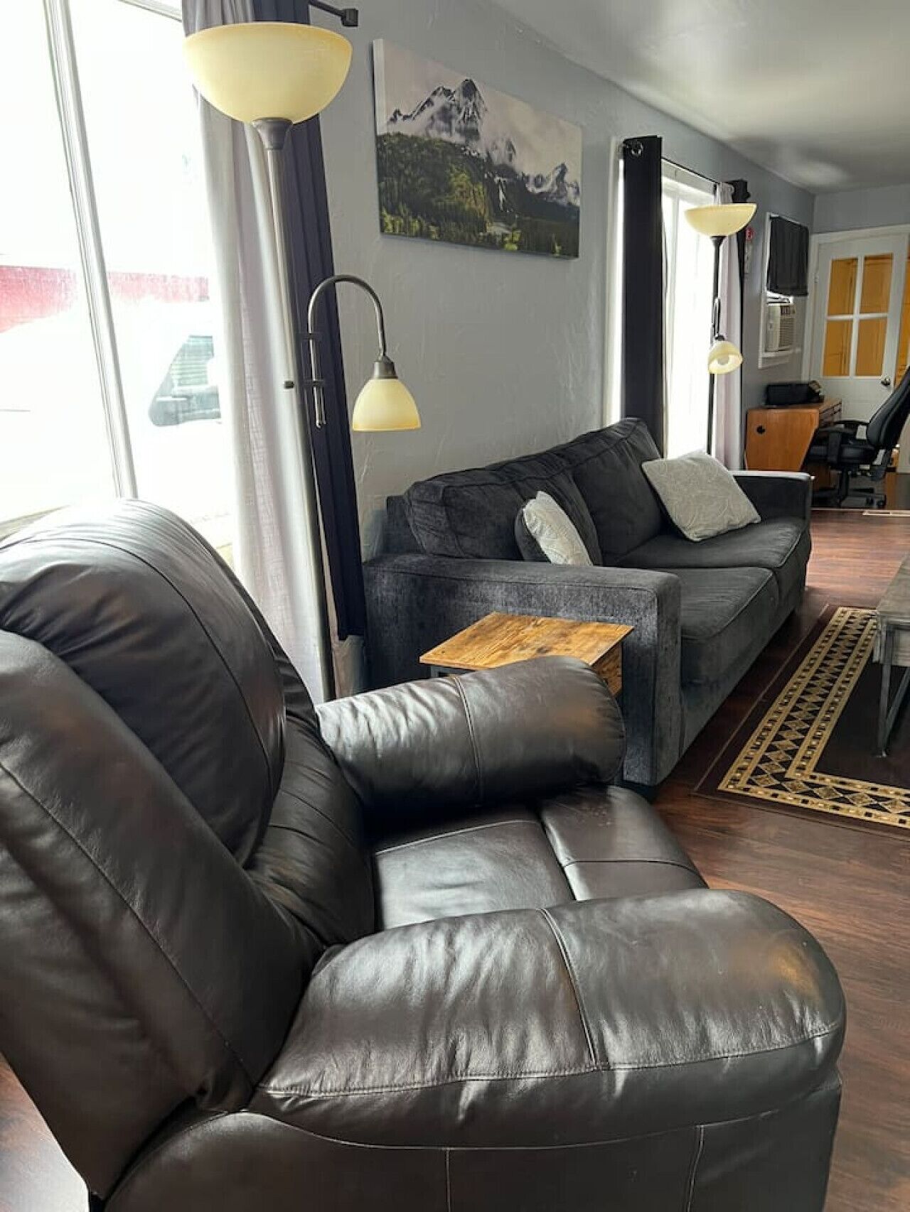 Smart-TV, Bücher, Stereoanlage