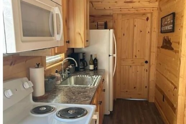 Microones, forn, placa de cuina i cafetera i tetera