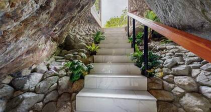 8th Wonder of the World: Riverfront Luxury with Jacuzzi & natural Pool