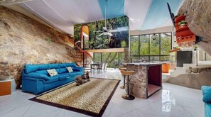 TV connectée, cheminée, livres, chaîne hi-fi