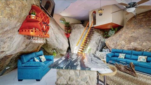 Artsy Riverfront Jungle Retreat: River Pool & Hot Tub in living room