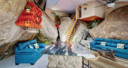 Artsy Riverfront Jungle Retreat: River Pool & Hot Tub in living room