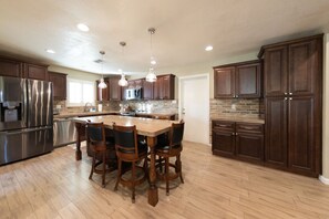 Private kitchen - The Rexford-4 bdrm, Pool, Pickleball Court, Basketball (Mesa)
