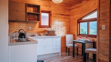 Chalet romántico | Cocina privada | Microondas, placa de cocina, cafetera o tetera y plancha