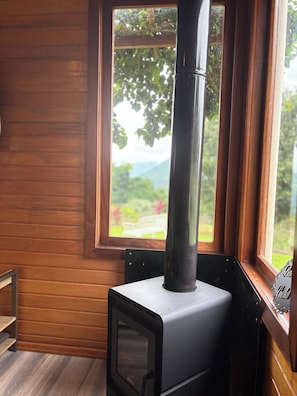 Chalet romántico | Área de sala de estar | Smart TV de 32 pulgadas con canales digitales y chimenea 