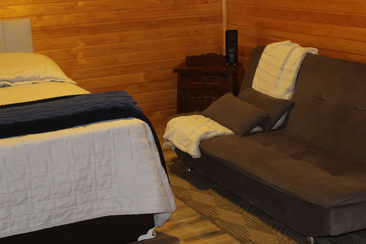 1 bedroom, Egyptian cotton sheets, premium bedding, pillowtop beds