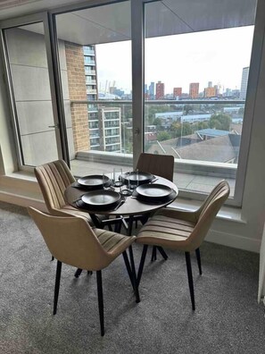 Dining - Cosy, Comfy 2 Bed Apartment Canary Wharf (London)