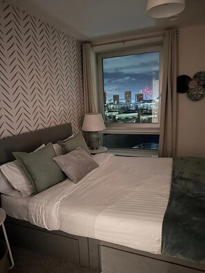 2 bedrooms, desk, iron/ironing board, free WiFi - Cosy, Comfy 2 Bed Apartment Canary Wharf (London)