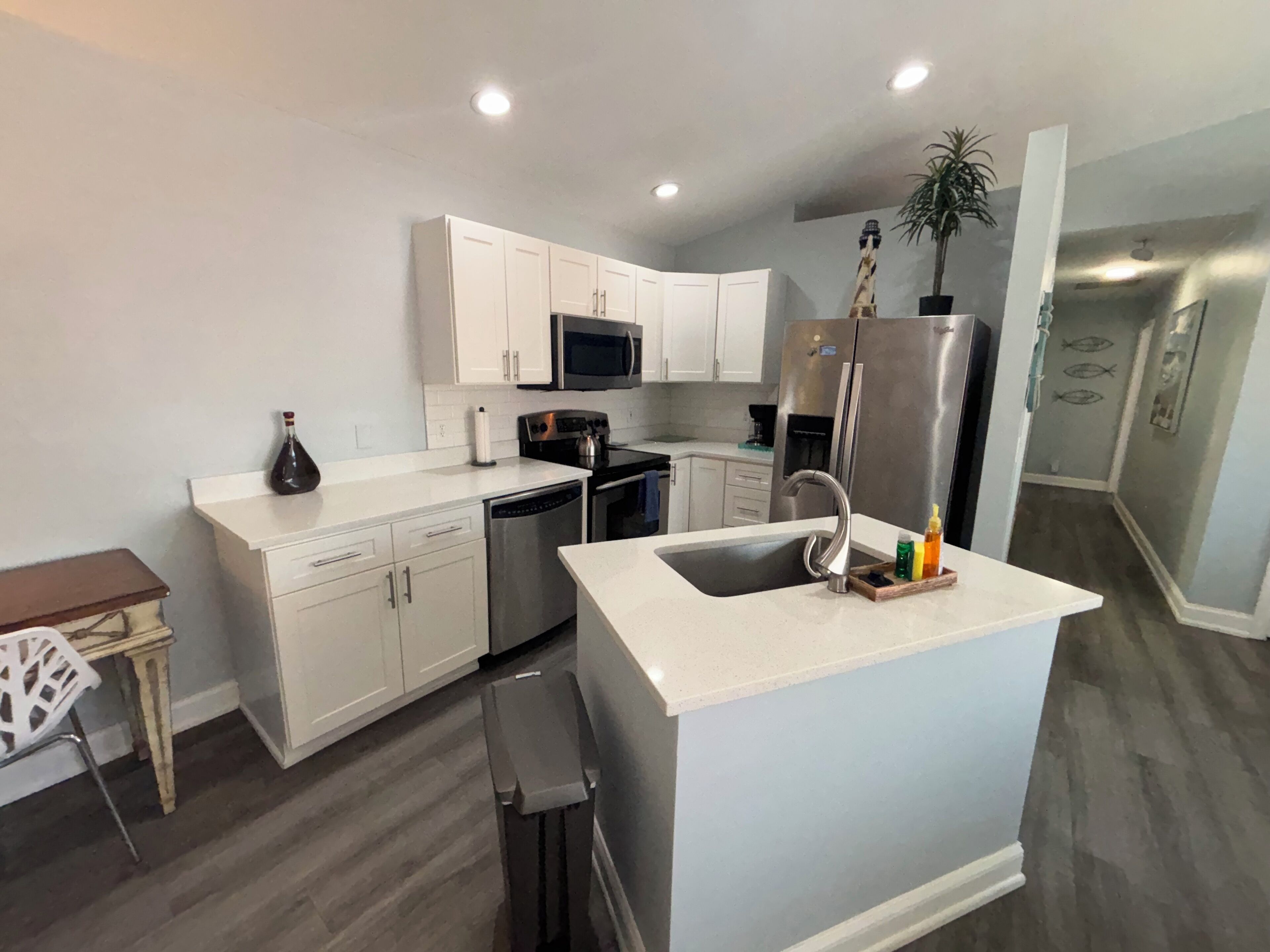 Kjøleskap, mikrobølgeovn, ovn og kokeplater