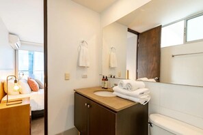 シャワー、ヘアドライヤー、タオル、石鹸