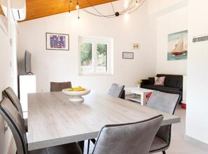 Dining - White Stone House - Four bedroom Holiday Home with Terrace (Pucisca)