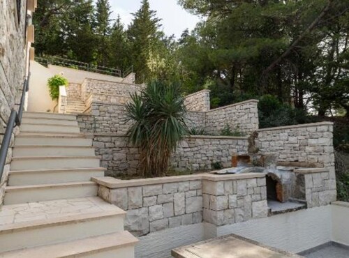 White Stone House - Four bedroom Holiday Home with Terrace