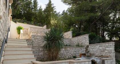 White Stone House - Four bedroom Holiday Home with Terrace