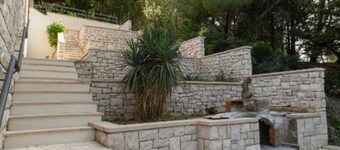 White Stone House - Four bedroom Holiday Home with Terrace