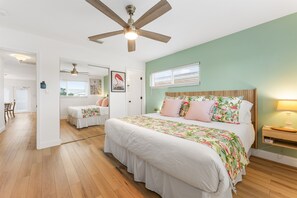 3 chambres, bureau, fer et planche à repasser, lit de bébé portatif