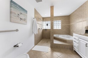 Douche, sèche-cheveux, serviettes fournies