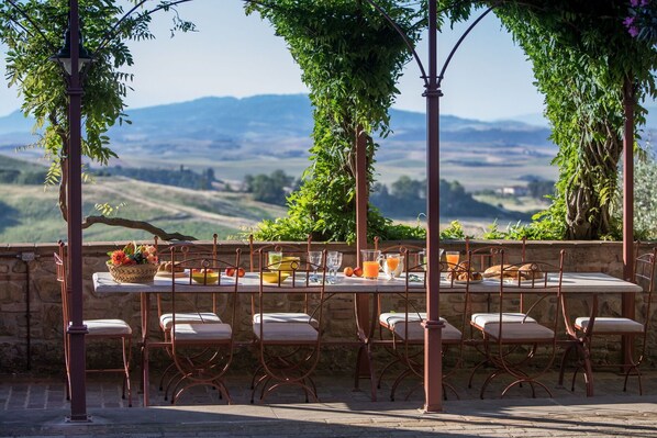Outdoor dining - Villa in Montelopio with 5 bedrooms sleeps 13 (Montelopio)