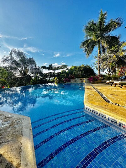 Costa Rica's Countryside Oasis: Serene Green Haven. Breakfast included