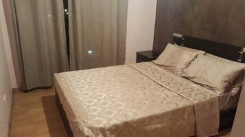 1 bedroom, bed sheets