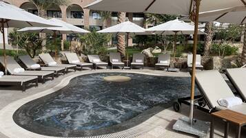 Een buitenzwembad, een verwarmd zwembad