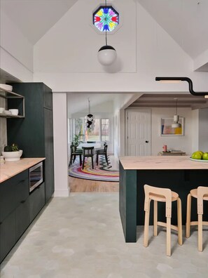 Fridge, microwave, oven, stovetop - Pieces Homes Kennebunk - a design gem in a classic New England beach town

 (Kennebunk)