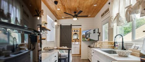 Four à micro-ondes, cafetiÚre-théiÚre, vaisselle et ustensiles